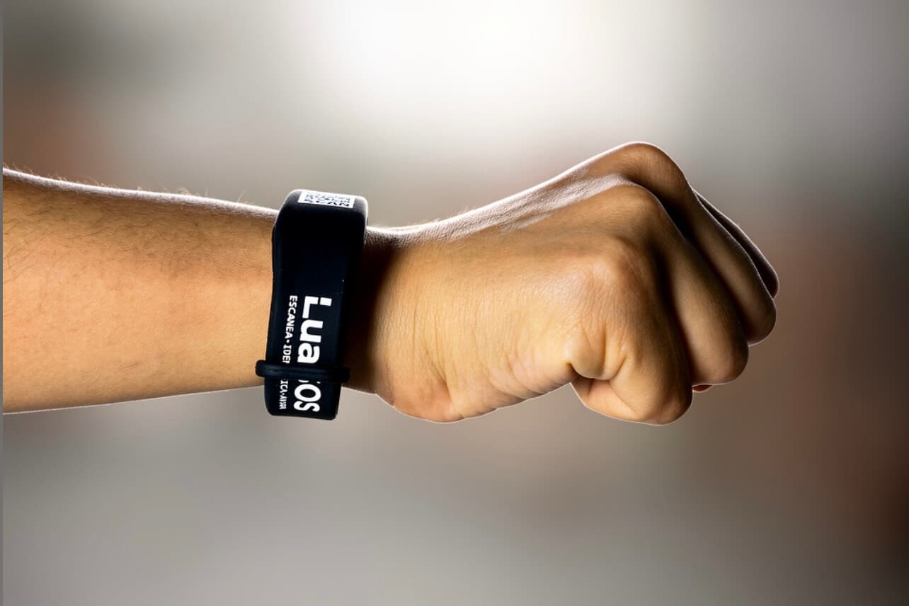 Brazalete de emergencia LuaSOS con QR y NFC — foto 8